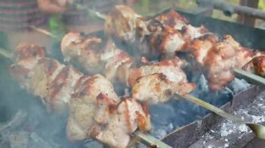 Duman ve alevler ile ızgara domuz eti biftek