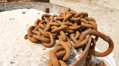 Üstünde belgili tanımlık rıhtım demir zinciri