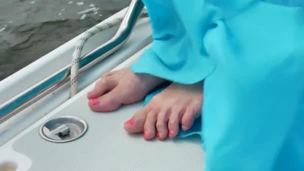 Lábak nő egy romantikus nyári kék ruha fehér luxus jacht fedélzetén — Stock videók