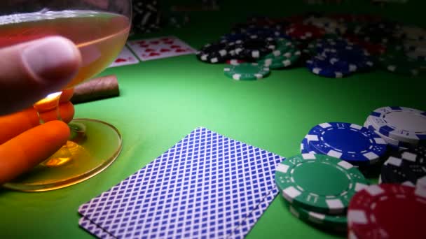 Pokerspieler ist nervös und setzt auf Poker — Stockvideo