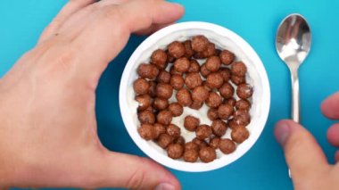 Kaşık ve çikolata topları ile yoğurt kavanoz