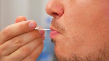 Sevimli adam kaşığı yoğurt çikolata topları ile ofiste bir mola sırasında yeme.