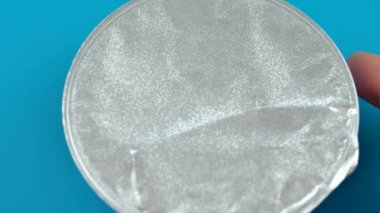 Yeşil bir arka plan üzerine yoğurt kavanoz