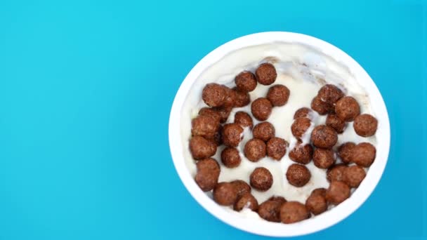 Burk av yoghurt med sked och chokladbollar — Stockvideo