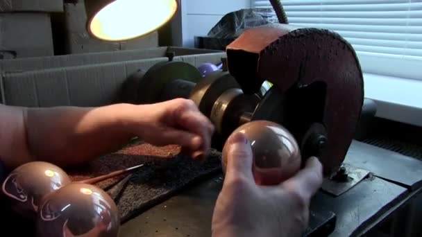 Making Christmas Speelgoed Glazen Bollen Voor Kerstboom — Stockvideo