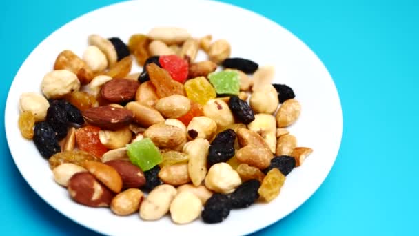 Gemengde droge noten en vruchten. Gezonde voeding en snack — Stockvideo