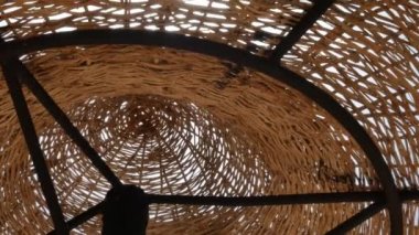 Güneş şemsiyeleri sahilde