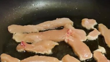 Tavuk eti bir tavada kızarmış