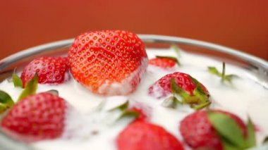 Bir kase yoğurt ile taze çilek