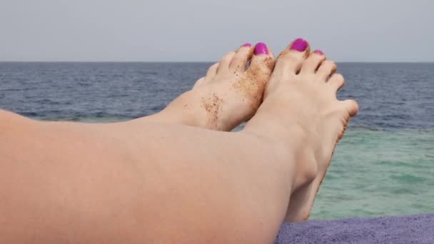 Zenske nohy odpočívat na pláži u moře pozadí