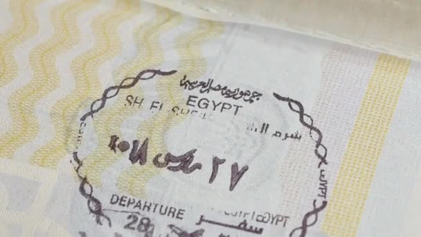 Egypte paspoort stempel. Vermelding stempels in het paspoort pagina — Stockvideo