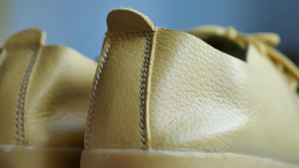 Chaussures élégantes en cuir jaune pour femmes avec lacets — Video