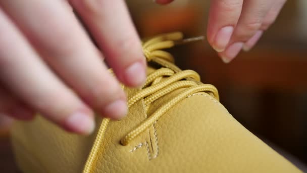 Stylová žlutá kožená obuv nebo oxford boty s tkaničkami — Stock video