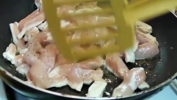 La carne de pollo se fríe en una sartén — Vídeo de stock