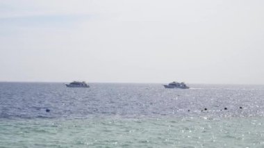 Deniz ya da okyanus mavi su beyaz gemi yat yelken