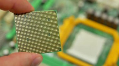 El bilgisayar mühendisi, bilgisayar cpu işlemci getiriyor