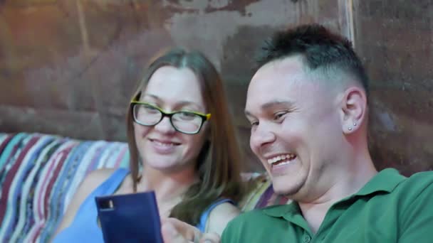 Engraçado casal estão sorrindo e olhando smartphone — Vídeo de Stock