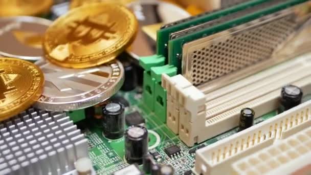 Bitcoin oro monedas BTC y criptomoneda Litecoin y Ethereum — Vídeos de Stock