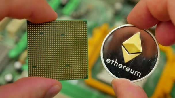 Ethereum munt Eth met Pc-processor — Stockvideo