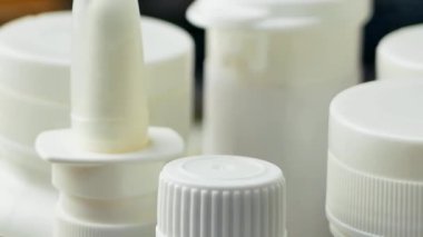 İlaçlar ve ilaç ile beyaz plastik şişe