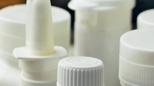 Garrafa de plástico branco com medicamentos e pílulas — Vídeo de Stock