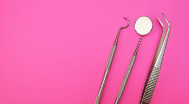 Diş aletleri veya araçları profesyoneller için diş tedavisi sağlamak için kullanın. Araçları incelemek için işlemek, tedavi, geri yükleme ve diş ve ağız yapıları, pembe bir arka plan çevreleyen kaldırmak