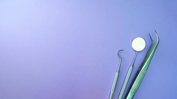 Herramientas Básicas Del Dentista Aisladas Sobre Fondo Morado Violeta Espejo —  Fotos de Stock