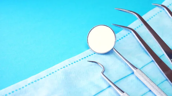 Diş hekimi araçları veya diş Office Araçları: diş keşfe çıkmak, orak sonda, diş ayna ve cerrahi veya yordam yüz maskesi. Dişlerle ilgili sağlık bilgisi ve sağlık kavramsal görüntü