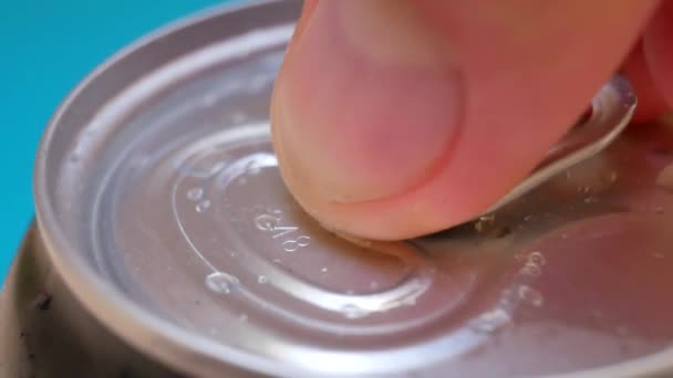 Mann öffnet die eisernen Banken mit sprudelnder kalter Limonade — Stockvideo