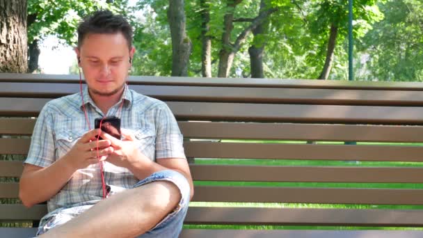 Homem atraente usando fones de ouvido — Vídeo de Stock