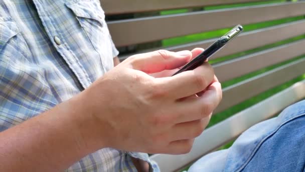 Homem trabalhando no telefone inteligente — Vídeo de Stock