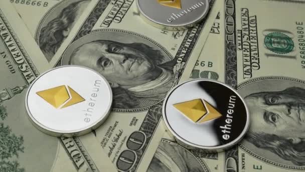 Ethereum ETH érmék forognak a 100 dolláros bankjegyeken — Stock videók