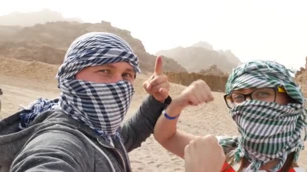 Due felici coppia di motociclisti sposati vicino ATV quad in sabbia deserto natura — Video Stock