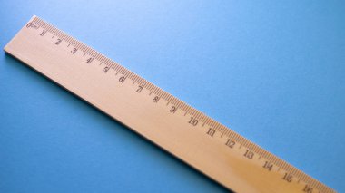 Ahşap cetvel üzerinde mavi arka plan. Yukarıdan kopya alanı ile göster