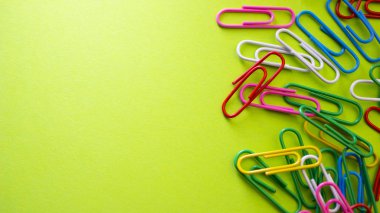 Boşaltmak için yeşil arka plan üzerinde renkli itme sabitler. Office yönetici iş, mali Müfettiş veya Sekreter kavramı. Yukarıdan kopya alanı ile göster