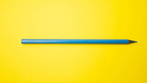 Sarı Zemin Üzerine Kalem Mavi Yukarıdan Kopya Alanı Ile Göster — Stok fotoğraf