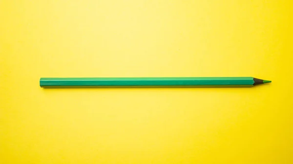 Зеленый Карандаш Желтом Фоне Вид Сверху Пространством Копирования — стоковое фото