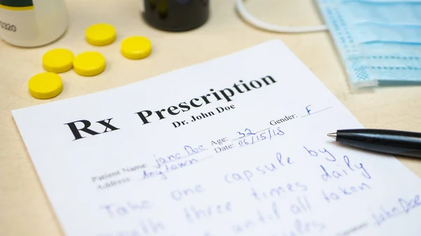 Prescription Comprimés Médicaments Sur Table Avec Flacon Comprimés Pilules Jaunes — Photo