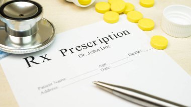 Boş reçete formu hastaya kullanılmak üzere hazır. Kavramı her derde deva ve hayatını kurtarmak, reçete tedavisi veya yasal ilaç deposu