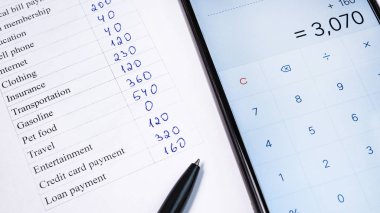 Ev bütçe kalemi ve akıllı telefon hesap makinesi ile levha planlama