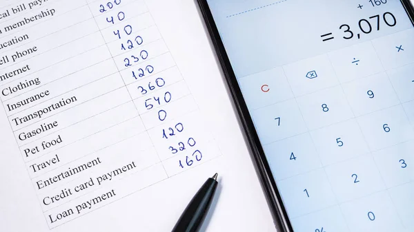 Ev bütçe kalemi ve akıllı telefon hesap makinesi ile levha planlama
