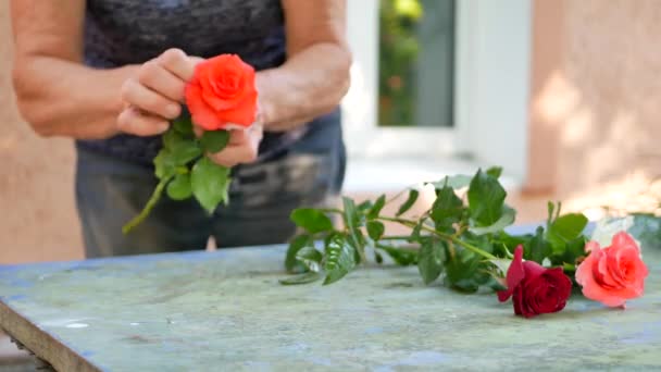 Florista mujer haciendo ramo de rosas rosadas, blancas y rojas para Flower Shop — Vídeos de Stock