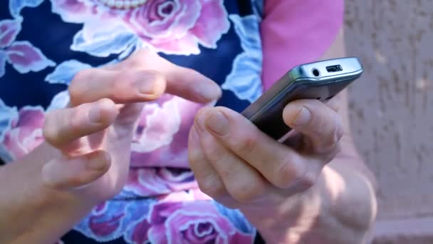 Seniorinnen halten Telefon in den Händen — Stockvideo