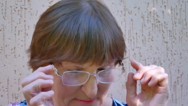 Senior mulher idosa em óculos — Vídeo de Stock