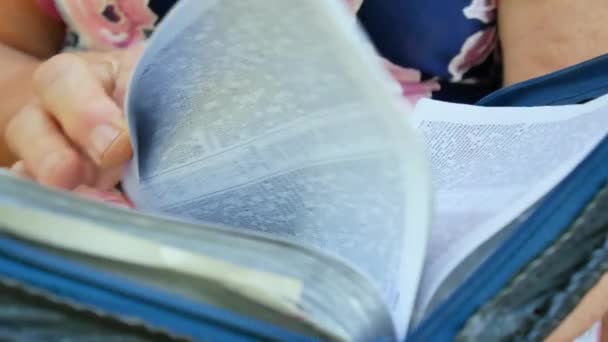 오래 된 여성 손 오픈 책 — 비디오