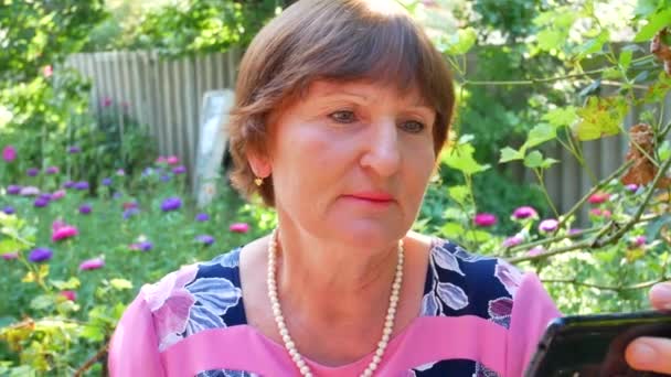 Portret Van Stijlvolle Senior Vrouw Met Behulp Van Zwarte Slimme — Stockvideo
