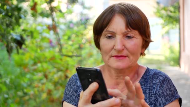 Slimme telefoon van het bedrijf van senior vrouw — Stockvideo