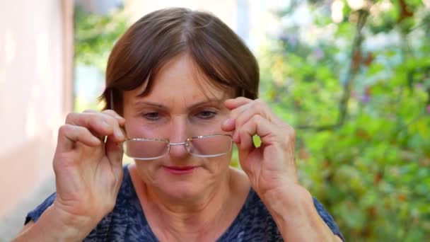 Senior old woman wear glasses outside — Stock Video