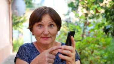 Siyah smartphone telefon dış çevre ev kadını gösterir