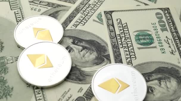 100 dolarlık banknotların üzerinde dönen Ethereum ETH paraları — Stok video